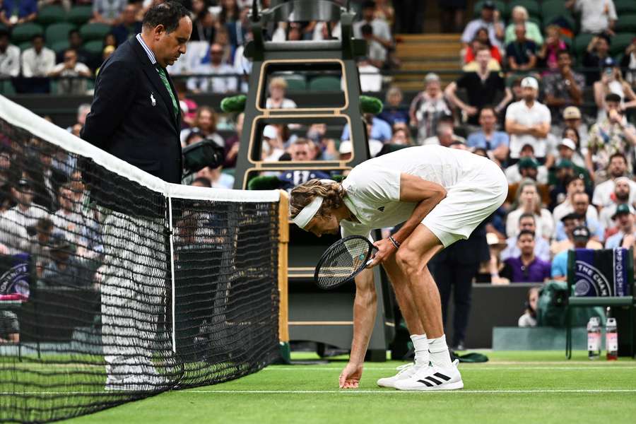 Alexander Zverev testa l'umidità dell'erba