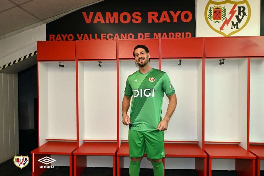 Agustín Batalla posa con la camiseta Agustín Batalla posa con la camiseta