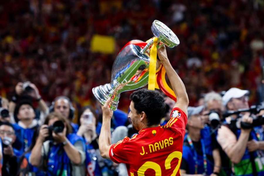 Jesús Navas com o seu quarto troféu do Campeonato da Europa