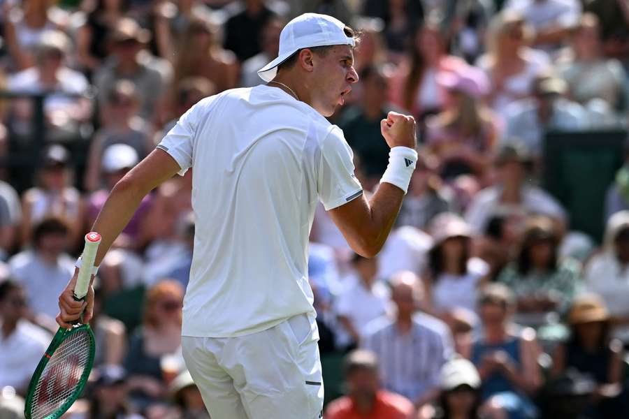 Jakub Menšík přežil bitvu s outsiderem ve Wimbledonu. Jakub Menšík přežil bitvu s outsiderem ve Wimbledonu.