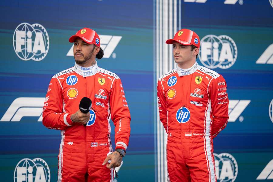 Hamilton a Leclerc si oblečú špeciálne kombinézy.