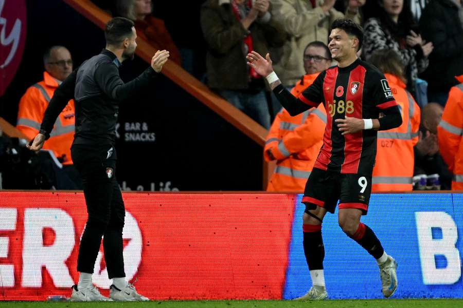 Evanilson é celebrado após marcar o gol da vitória do Bournemouth sobre o City