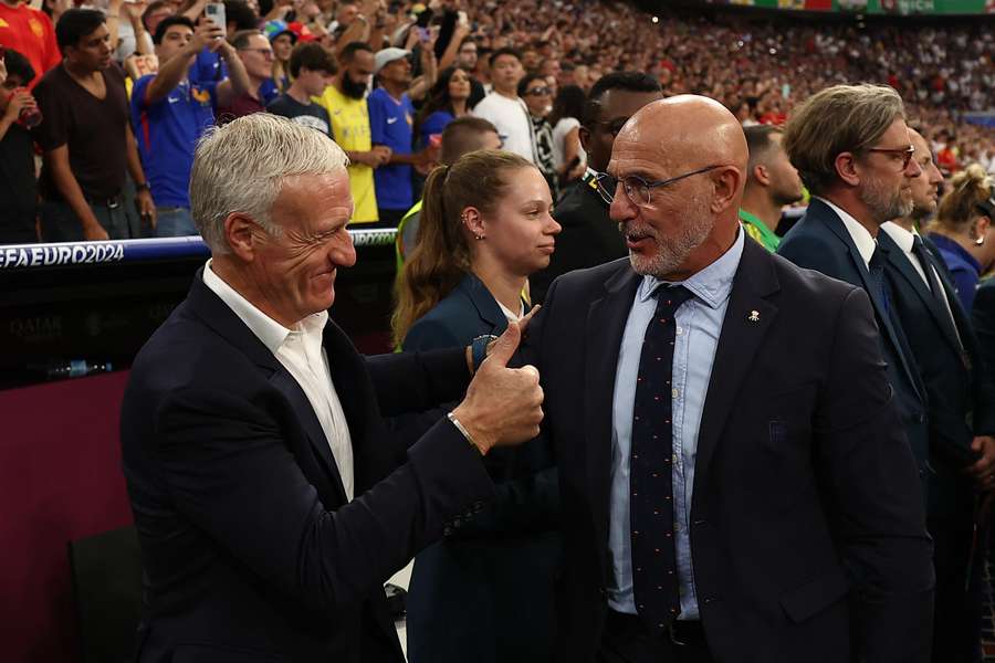 Deschamps e Luis de la Fuente cumprimentam-se no início do jogo