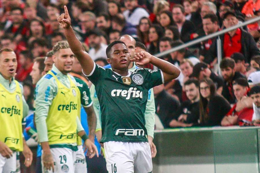 Endrick celebra su primer gol profesional con el Palmeiras.