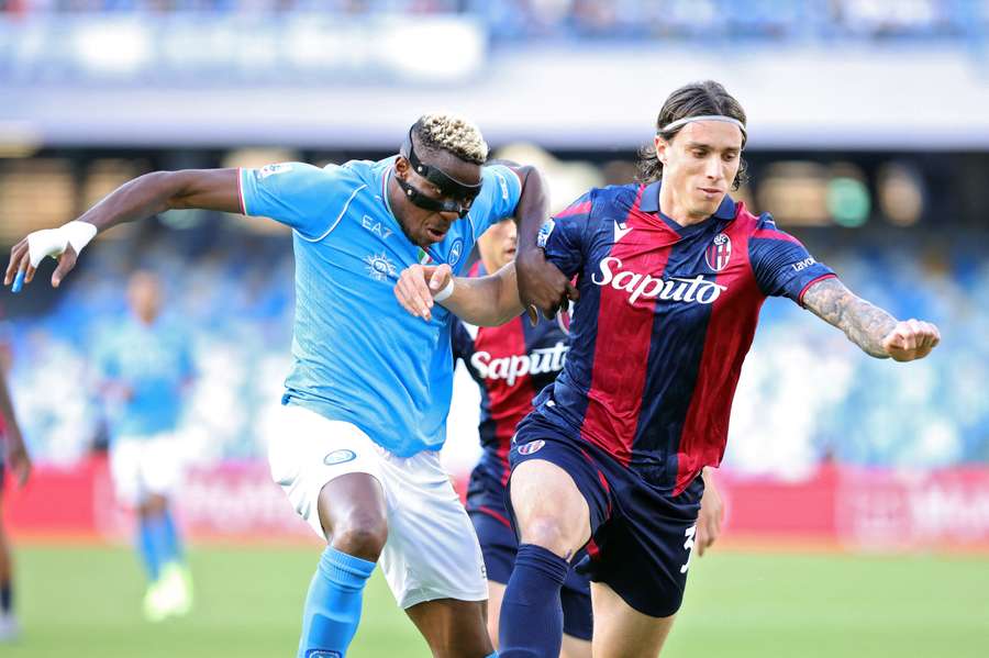 Victor Osimhen à la lutte avec Riccardo Calafiori en 2024