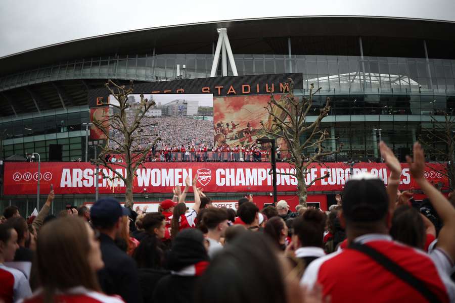Jogadoras do Arsenal festejam o título a 26 de maio.
