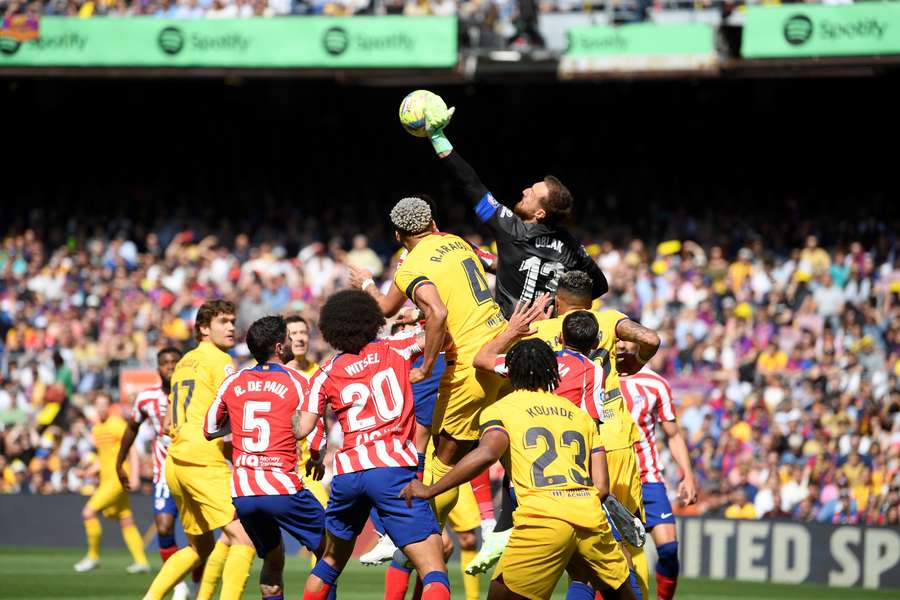 Jan Oblak na disputa de uma bola durante o Barça-Atleti.