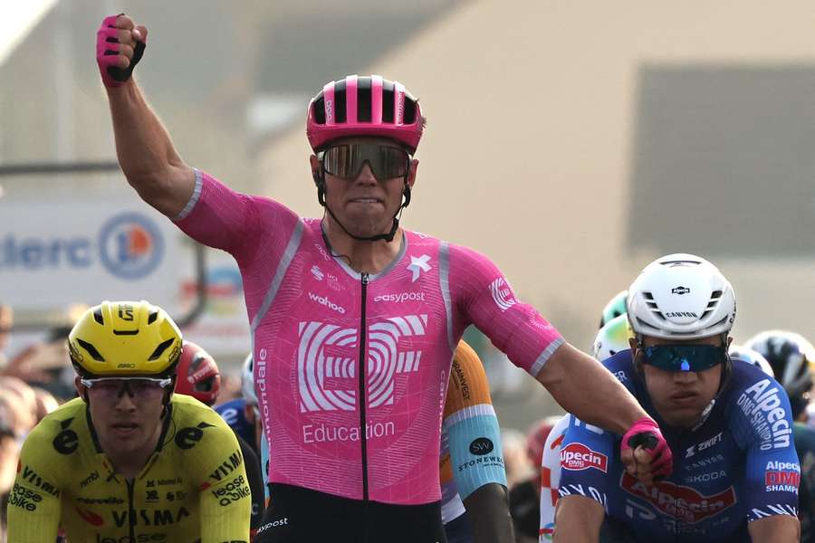 Luke Lamperti setzt sich zum Auftakt durch.