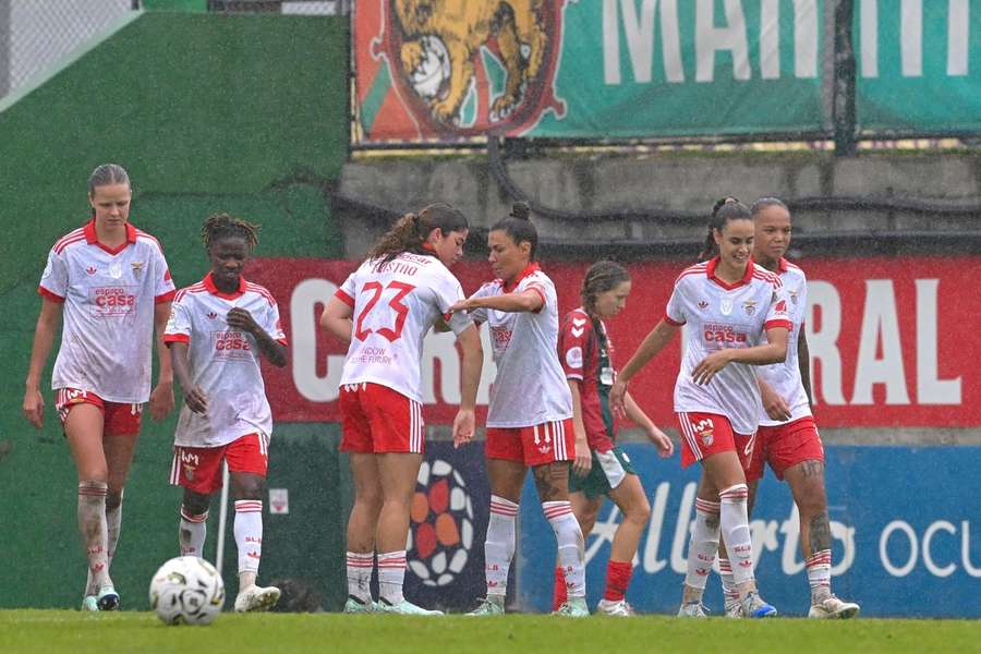 Ana Borges coloca a braçadeira no braço de Carolina Tristão Ana Borges coloca a braçadeira no braço de Carolina Tristão