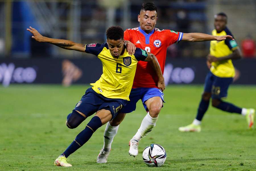 Byron Castillo disputa una posesión durante un partido contra Chile