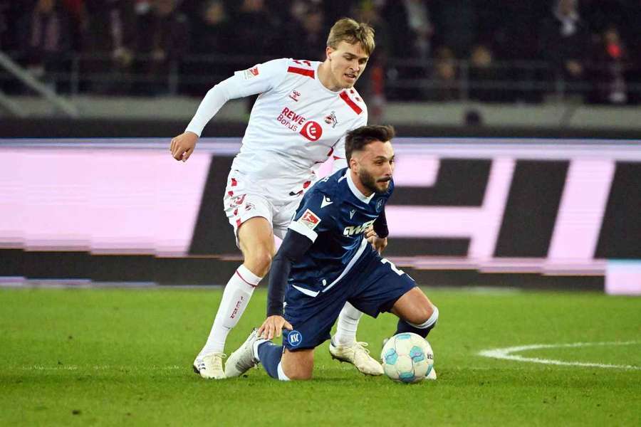Unglücksrabe Timo Hübers im Zweikampf.