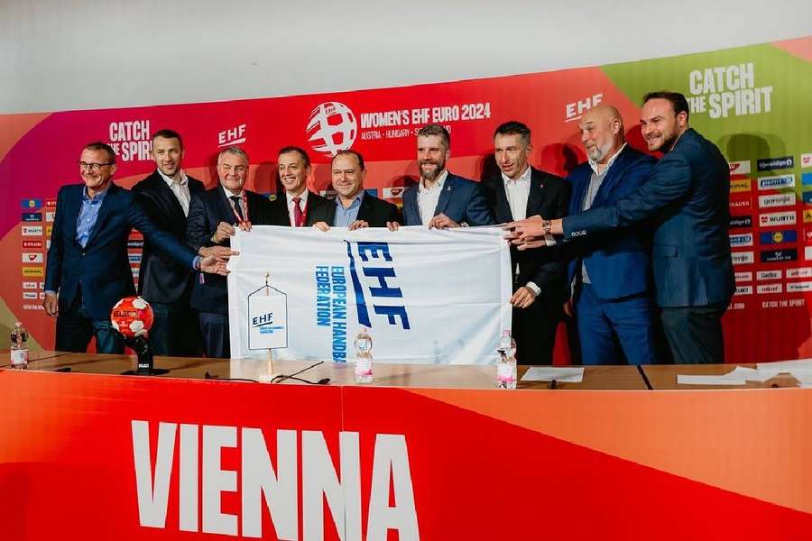 Președintele FRH, Constantin Din (centru), la conferința de presă în care s-a anunțat țara gazdă
