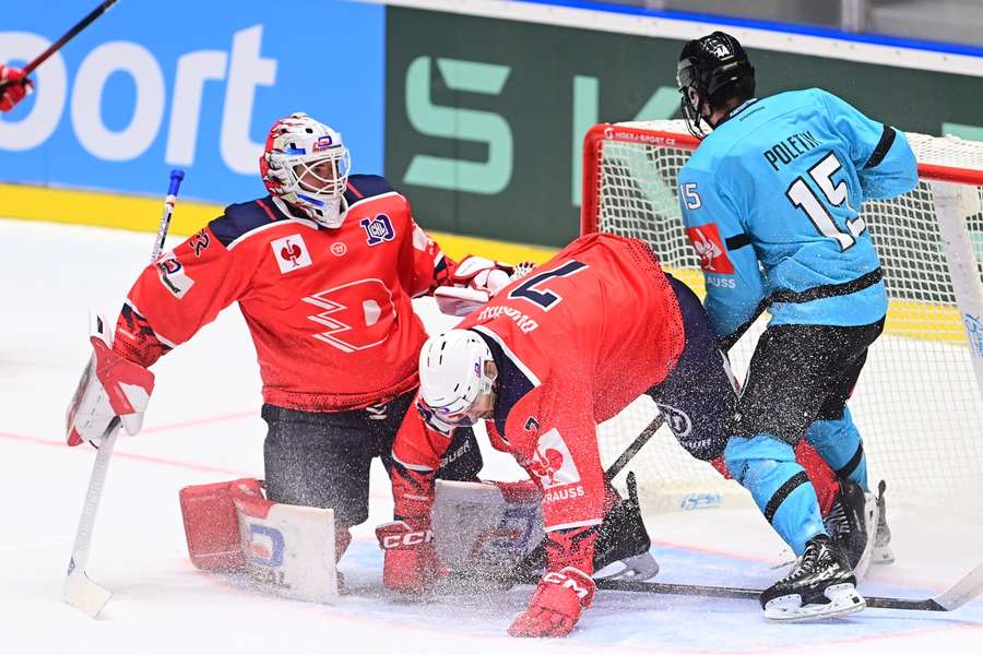 Pradubičtí Roman Will s Tomášem Dvořákem a Tomáš Poletín z Pelicans Lahti v zápase Ligy mistrů.