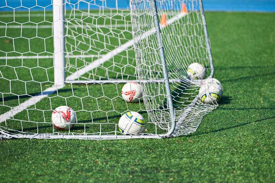 Imagine generică cu mingi și poartă de fotbal