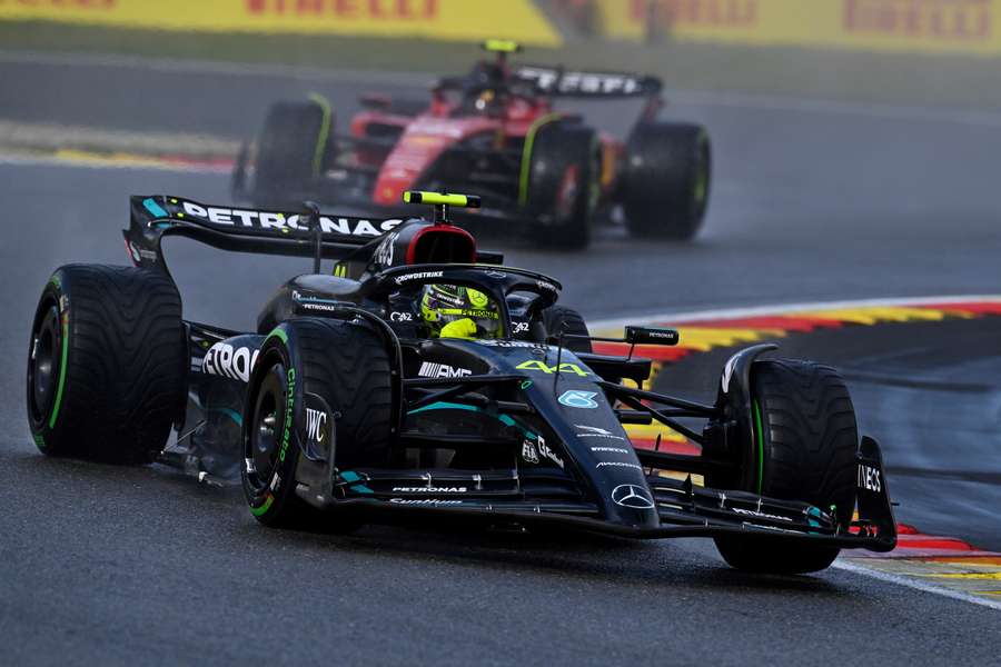 Hamilton citeert Senna na botsing Perez puntloos