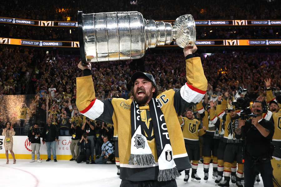 Kapitán Vegas Mark Stone slaví zisk Stanley Cupu.