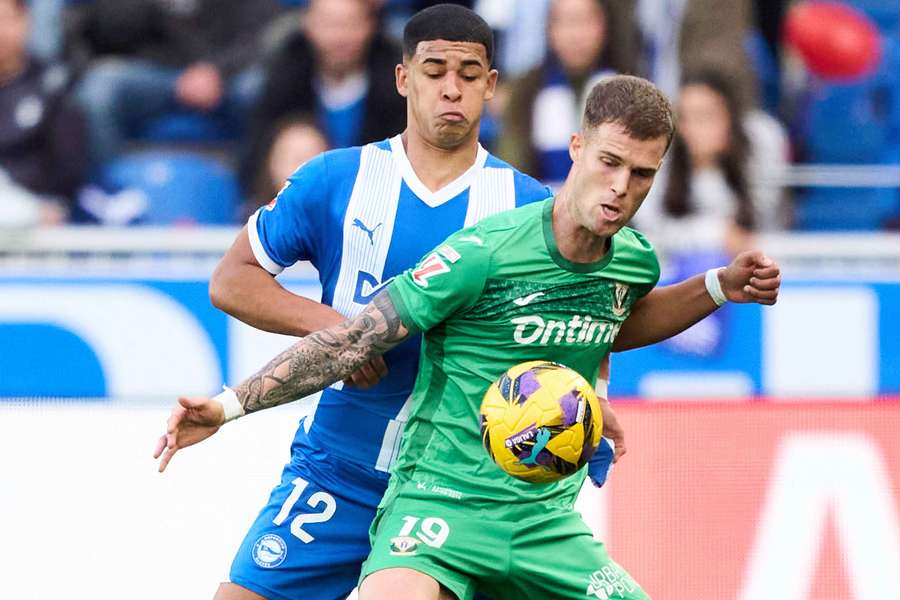 Diego García protege el balón ante la presión de Santi Mouriño, del Alavés