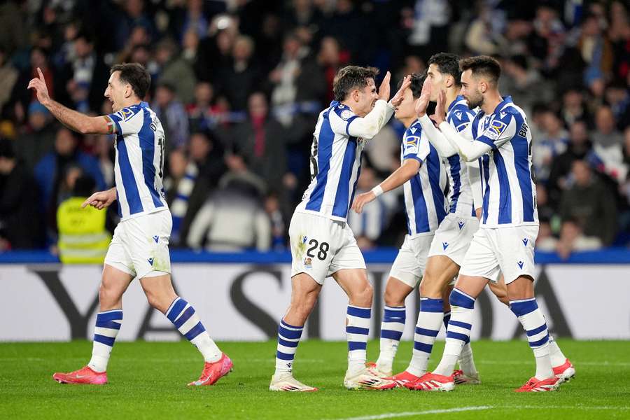 Los jugadores de la Real celebran el 2-0 de Brais Méndez
