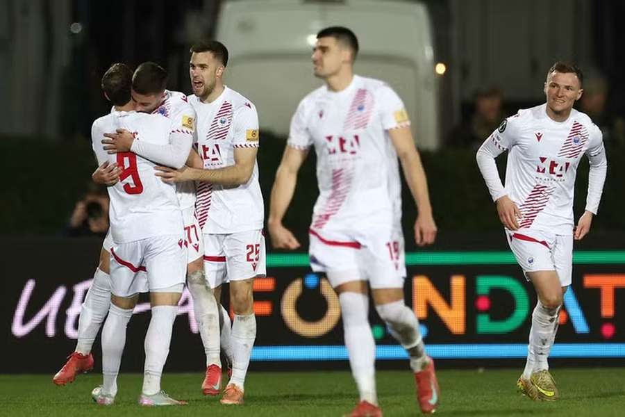 A festa dos jogadores do Zrinjski diante do Crystal Palace