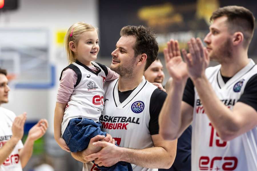 Bohačík slaví výhru a postup.