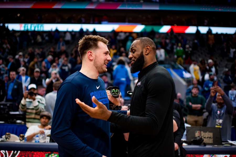Die NBA-Stars Luka Doncic (li.) und LeBron James (re.) kämpfen 23/24 um eine neue Trophäe