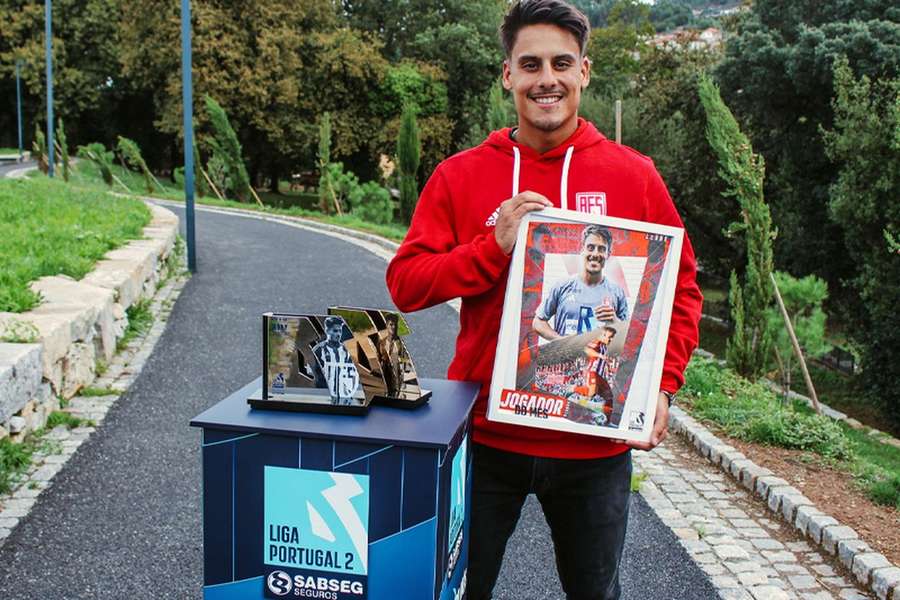 Benny com as distinções do mês da Liga 2