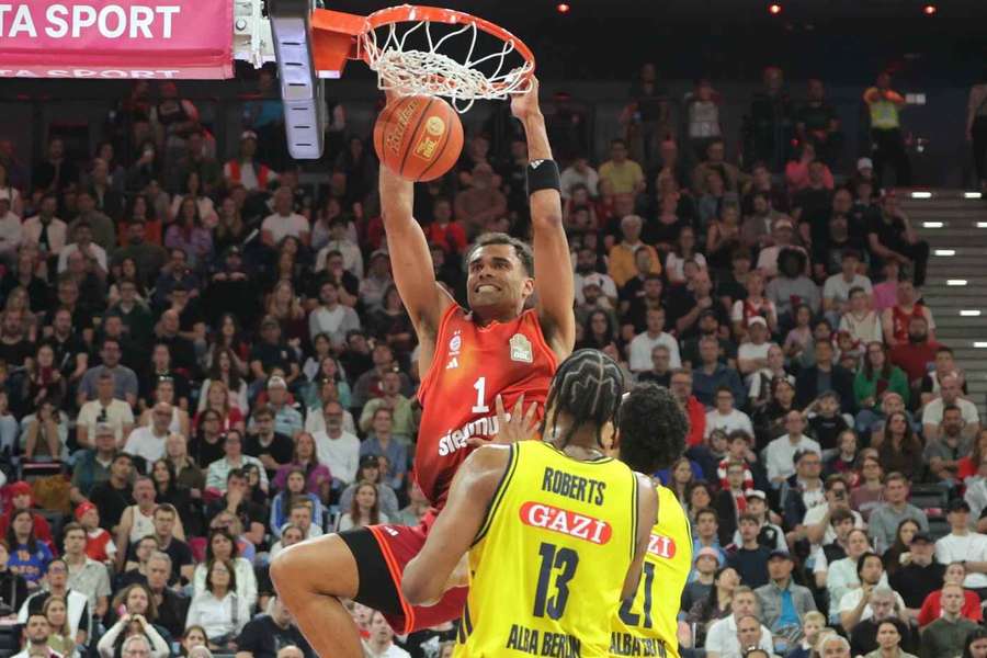 Slam Dunk von Oscar da Silva gegen Alba