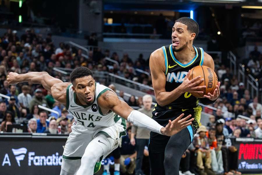 Milwaukee's Antetokounmpo probeert te verdedigen tegen Indiana's Tyrese Haliburton 