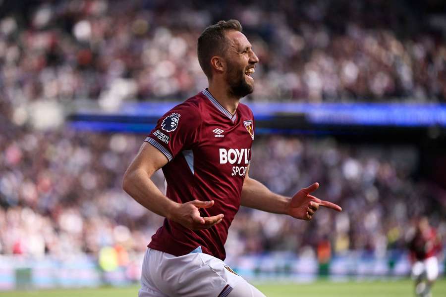 Souček slaví gól v síti Evertonu.