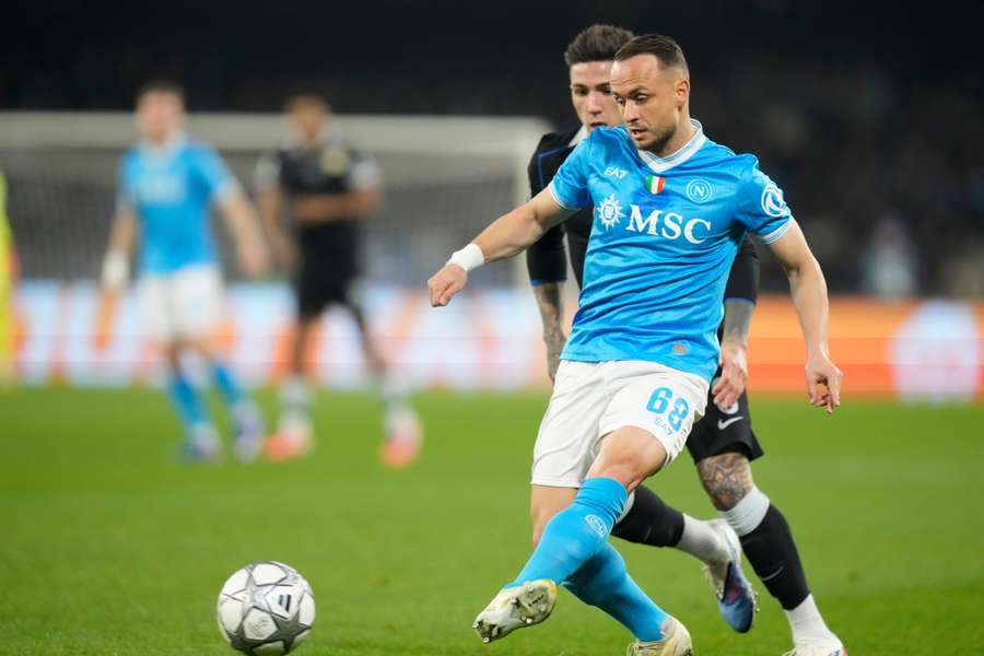 Lobotka v akcii proti Chelsea.