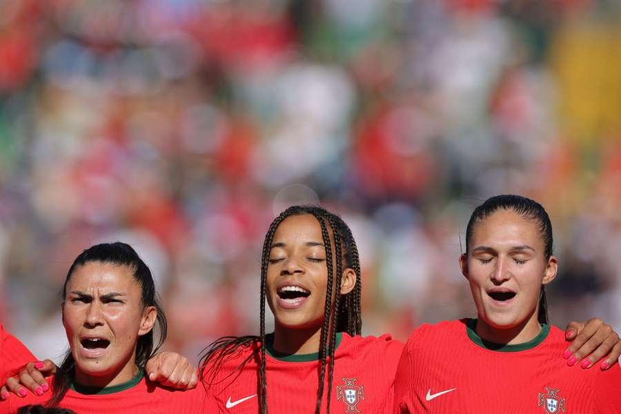 Jéssica Silva (ao meio) é a '10' de Portugal Jéssica Silva (ao meio) é a '10' de Portugal