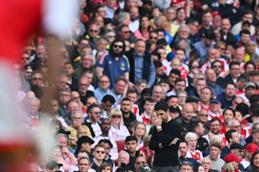 Arsenal manager Mikel Arteta apologises for unacceptable 'collapse'