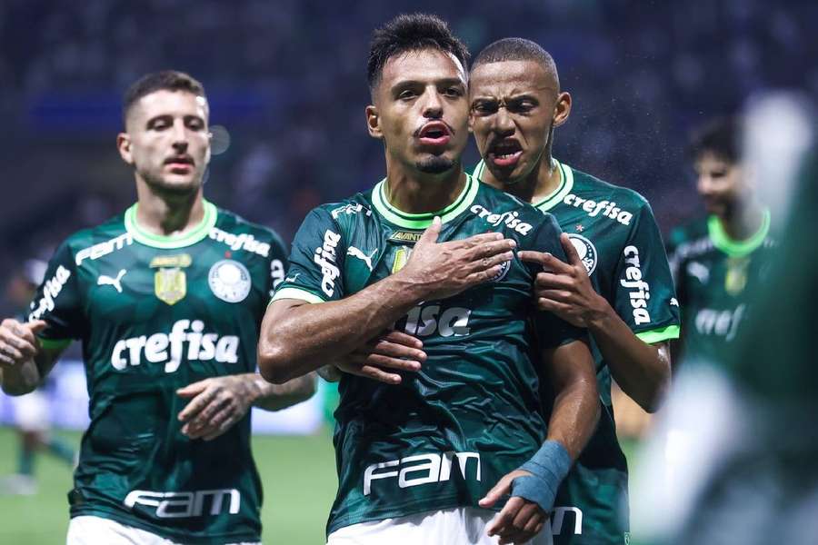 Gabriel Menino comemora mais um gol pelo Palmeiras na temporada
