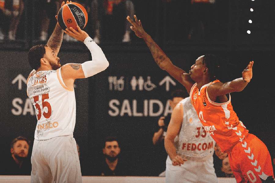 James, lanzando a canasta