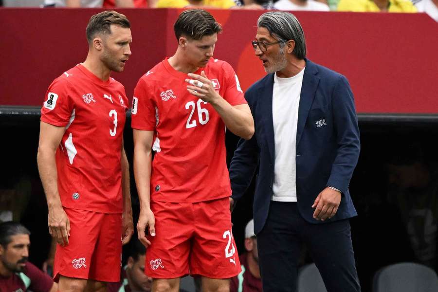 Swiss coach Murat Yakin talks to Cedric Itten and Silvan Widmer during Colombia match Swiss coach Murat Yakin talks to Cedric Itten and Silvan Widmer during Colombia match