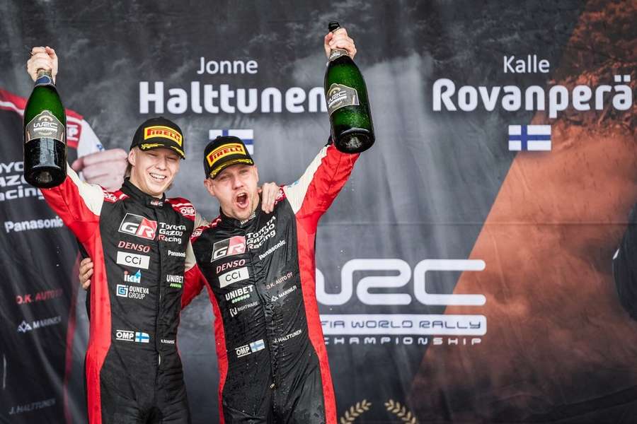 Kalle Rovanperä (à gauche) est à nouveau Champion du monde de rallye.
