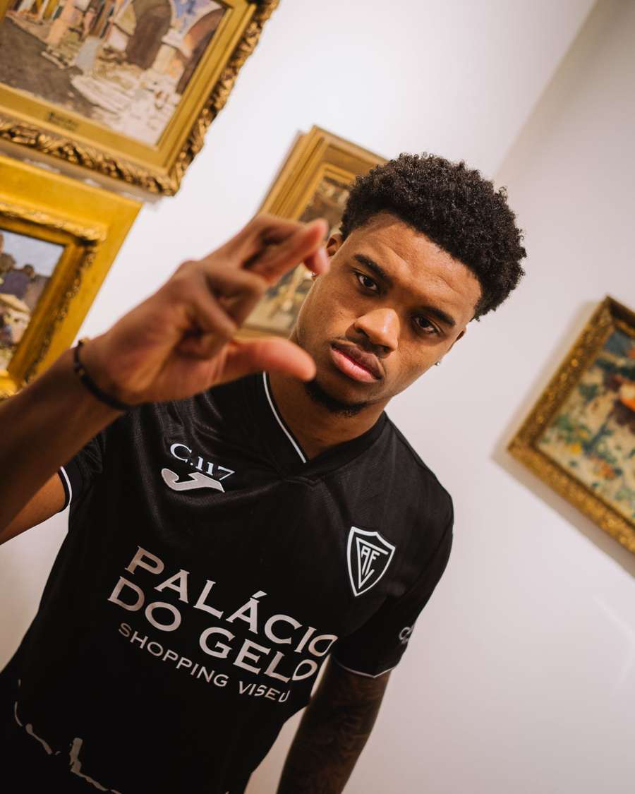 Nigel Thomas apresentado pelo Académico de Viseu