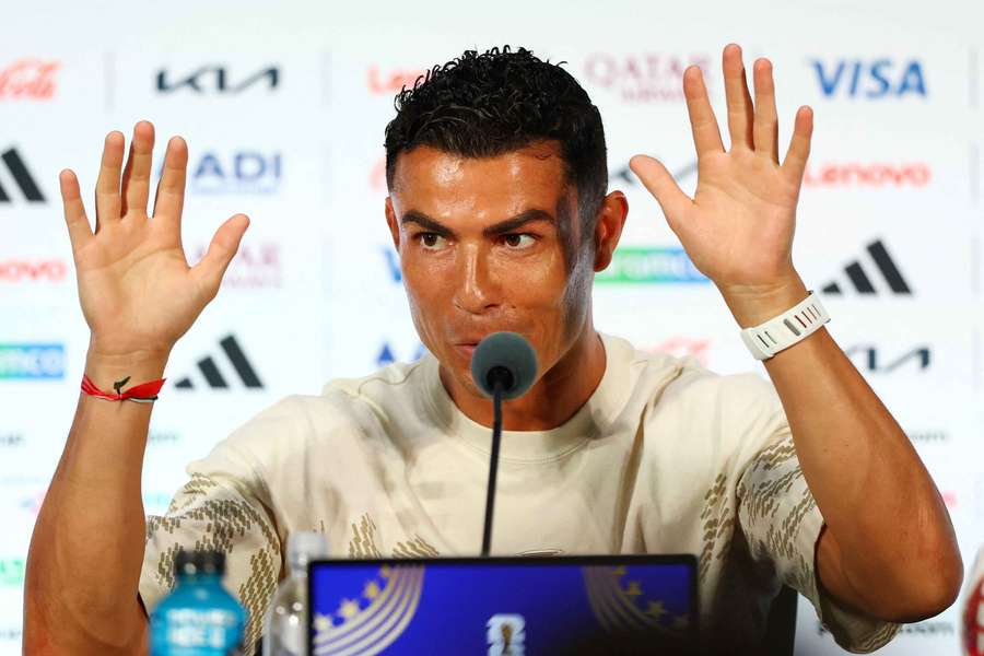 Ronaldo si tiskovku užil po svém. Ronaldo si tiskovku užil po svém.