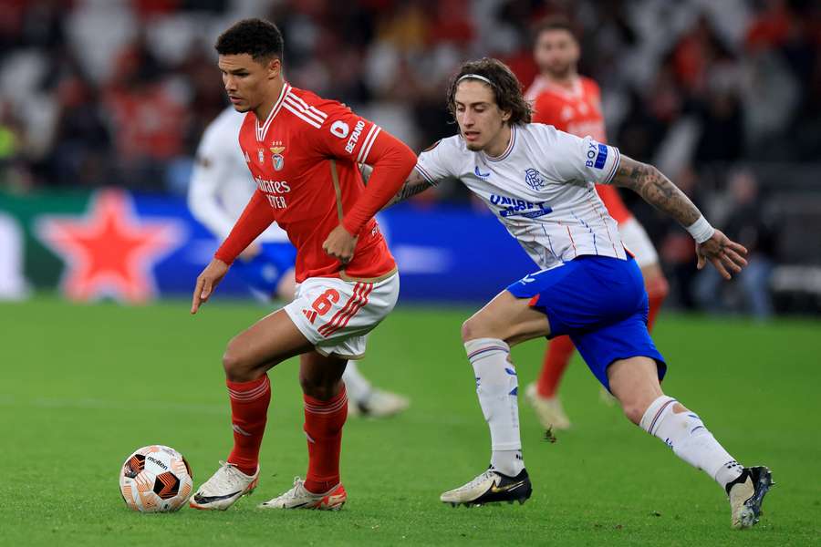Benfica-verdediger Alexander Bah in duel met Rangers-aanvaller Fabio Silvia