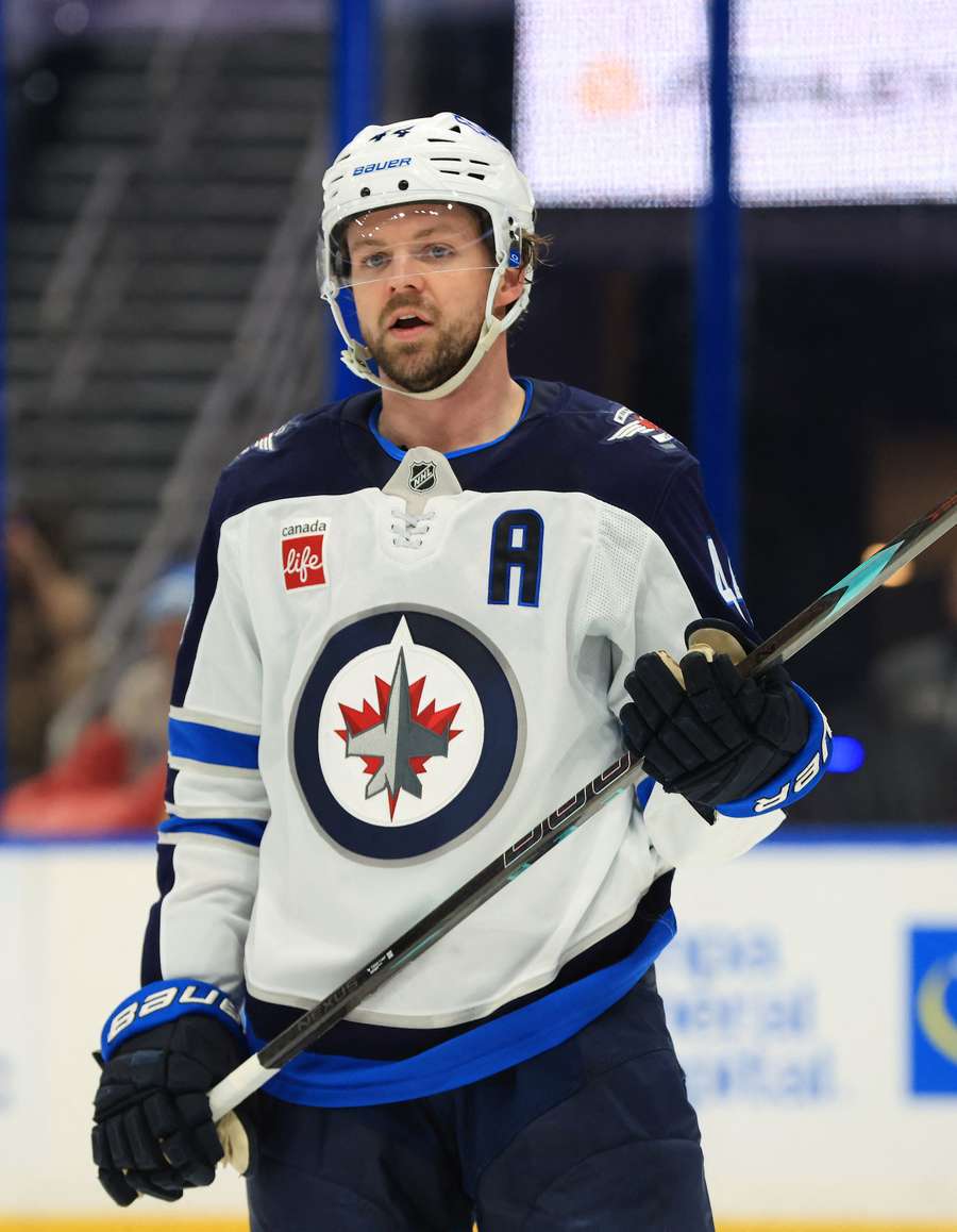 Morrissey hraje v NHLm za Winnipeg. Morrissey hraje v NHLm za Winnipeg.