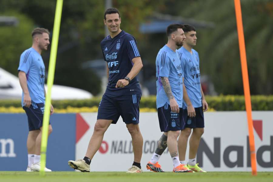 Argentina treina em Ezeiza antes de pegar o Panamá