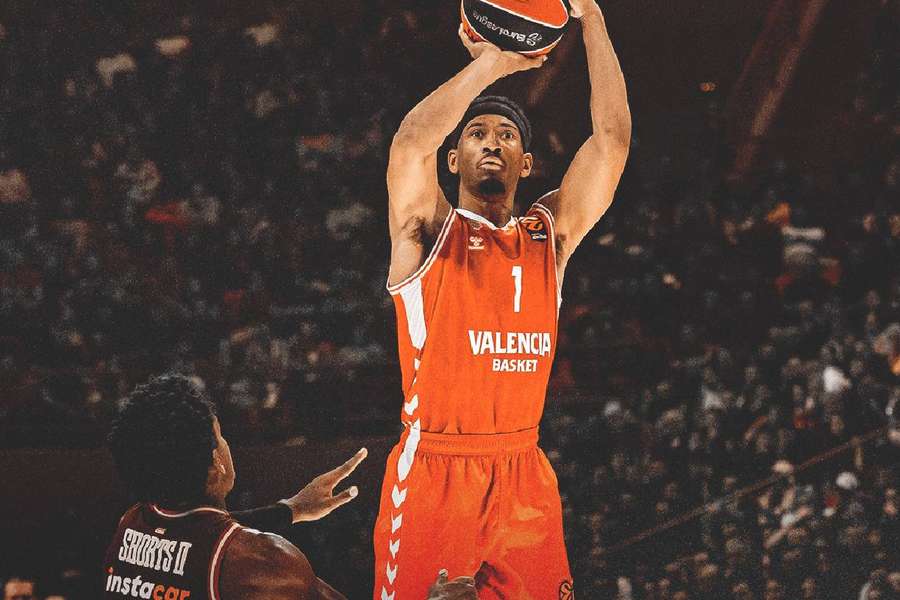 Kam Taylor, lanzando