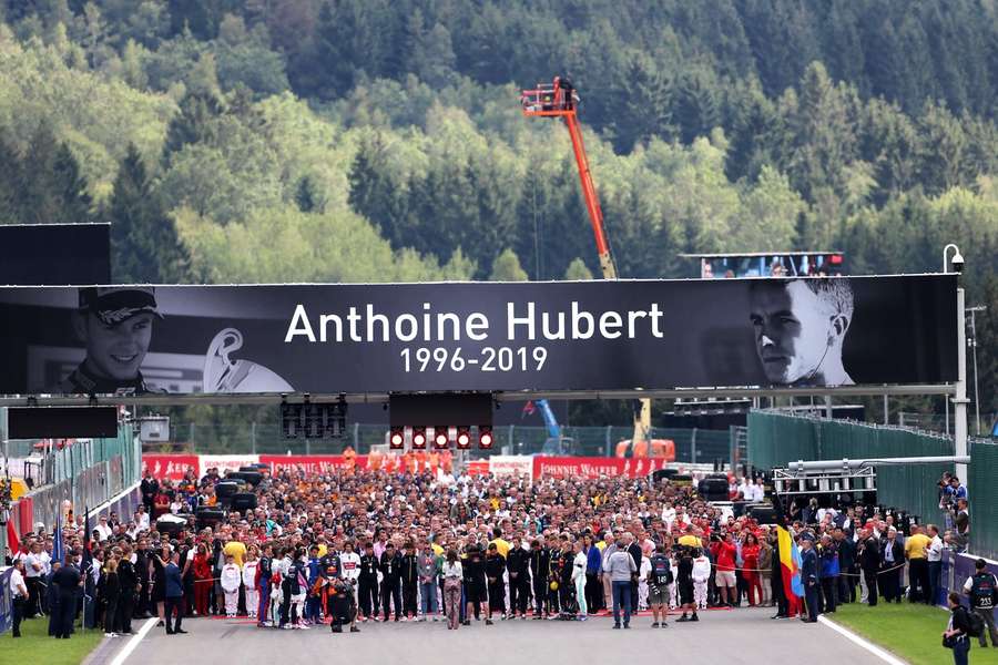 Het eerbetoon aan Anthoine Hubert, een dag na zijn crash op Spa-Francorchamps