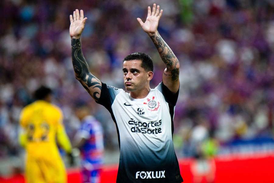Fagner diz que "nunca pensou" em deixar o Corinthians e culpa "algumas pessoas"