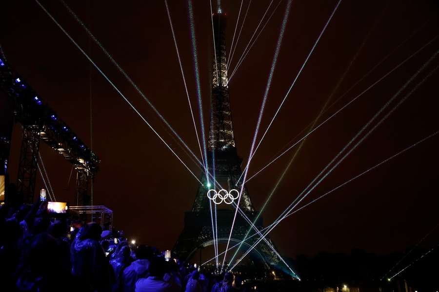 Mit einer großen Licht-Show auf der Seine wurden die Olympischen Spiele in Paris eröffnet. Als deutsche Fahnenträger fungierten Dennis Schröder und Anna-Maria Wagner.