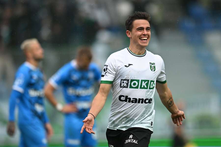 Záložník Denny Samko podepsal v Karviné novou smlouvu. Záložník Denny Samko podepsal v Karviné novou smlouvu.