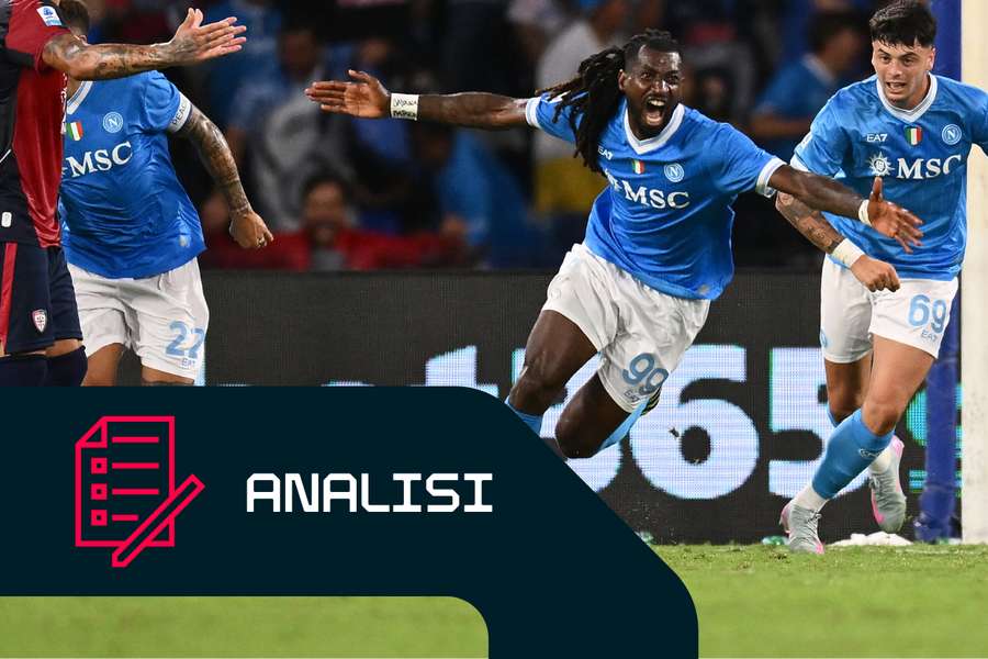 Il centrocampista del Napoli, Zambo Anguissa, esulta per il gol segnato al Cagliari in zona Cesarini