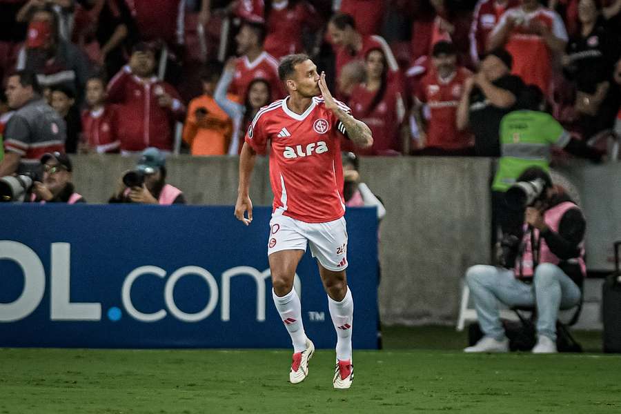Alan Patrick fez três gols no primeiro duelo entre os times, mas é dúvida
