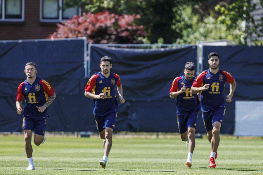Jesús Navas, dando ejemplo en los entrenamientos junto a Asensio, Yeremi Pino y Jordi Alba