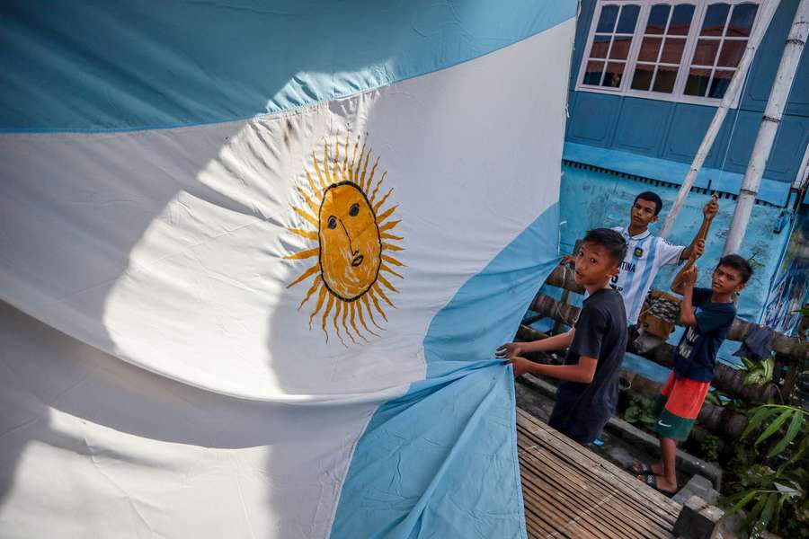 Indonesische Messi-fans met een vlag van Argentinië